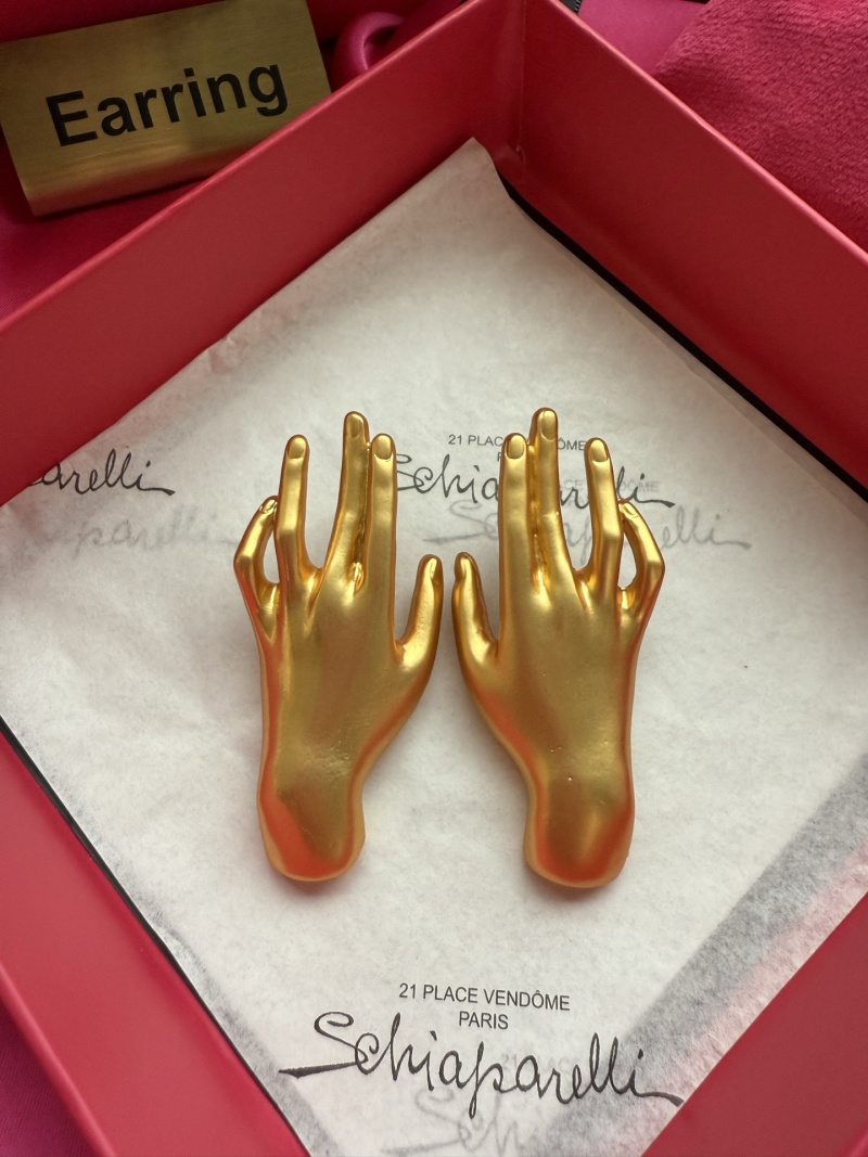 Серьги в виде рук Schiaparelli