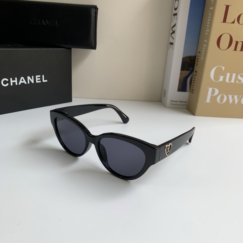 Солнцезащитные очки Chanel черного цвета