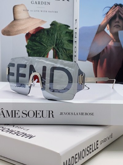 Солнечные очки с крупной надписью FENDI
