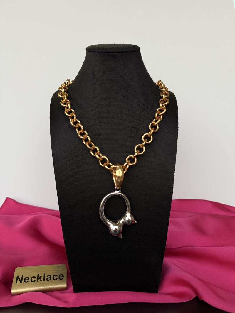 Золотистое колье с подвеской Schiaparelli