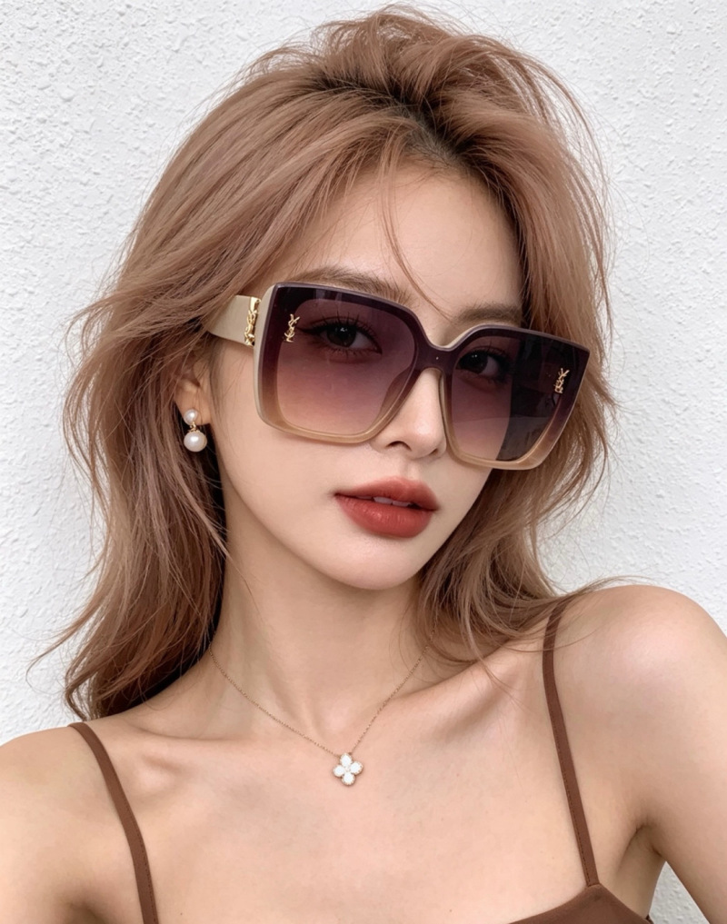 Женские солнцезащитные очки квадратной формы с градиентом Saint Laurent