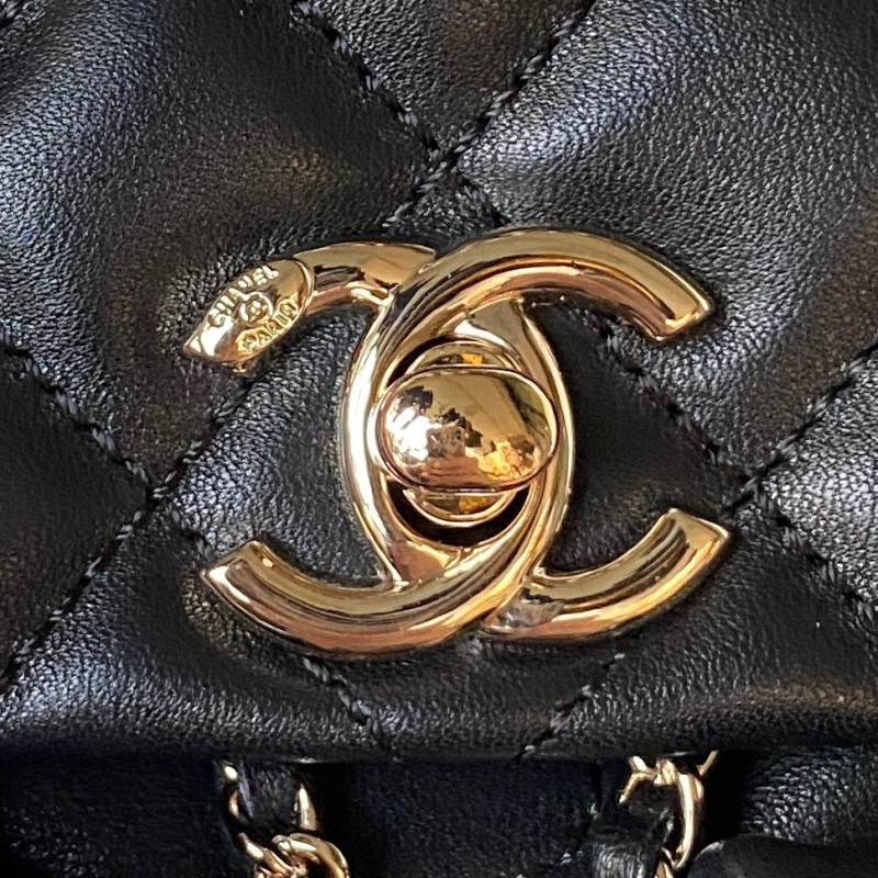 Черный мини-рюкзак со стеганым декором и золотой фурнитурой Chanel