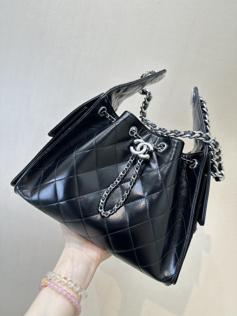 Чёрная сумка Chanel с цепочкой