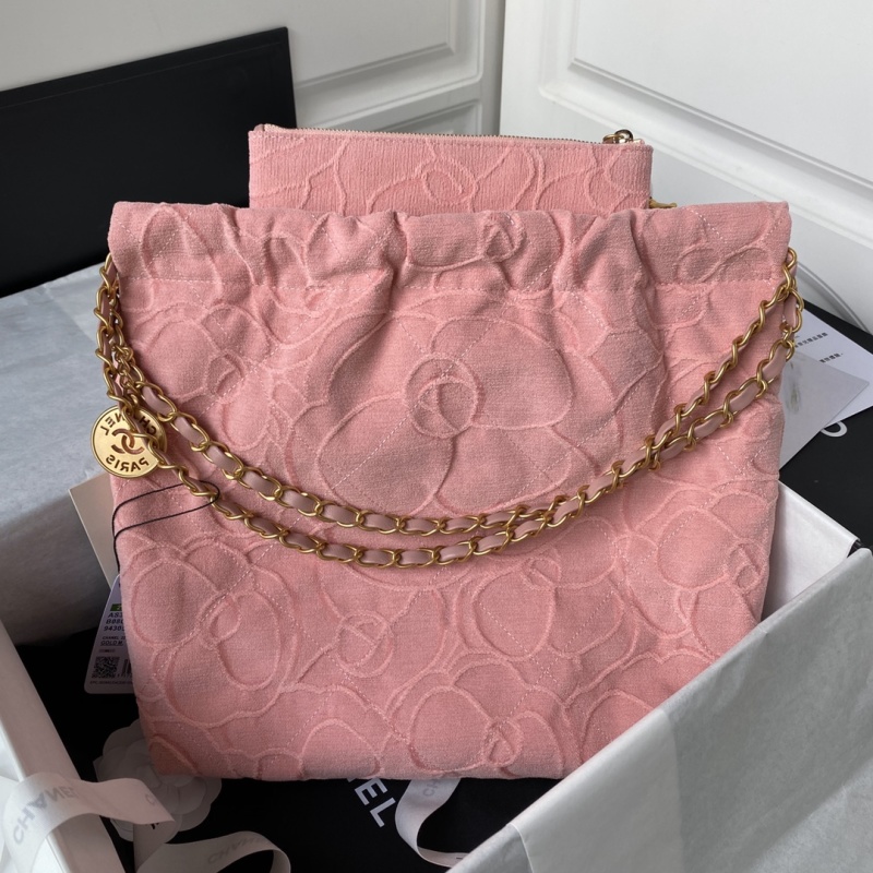 Розовая бархатная сумка Chanel с цветочным узором и цепочкой