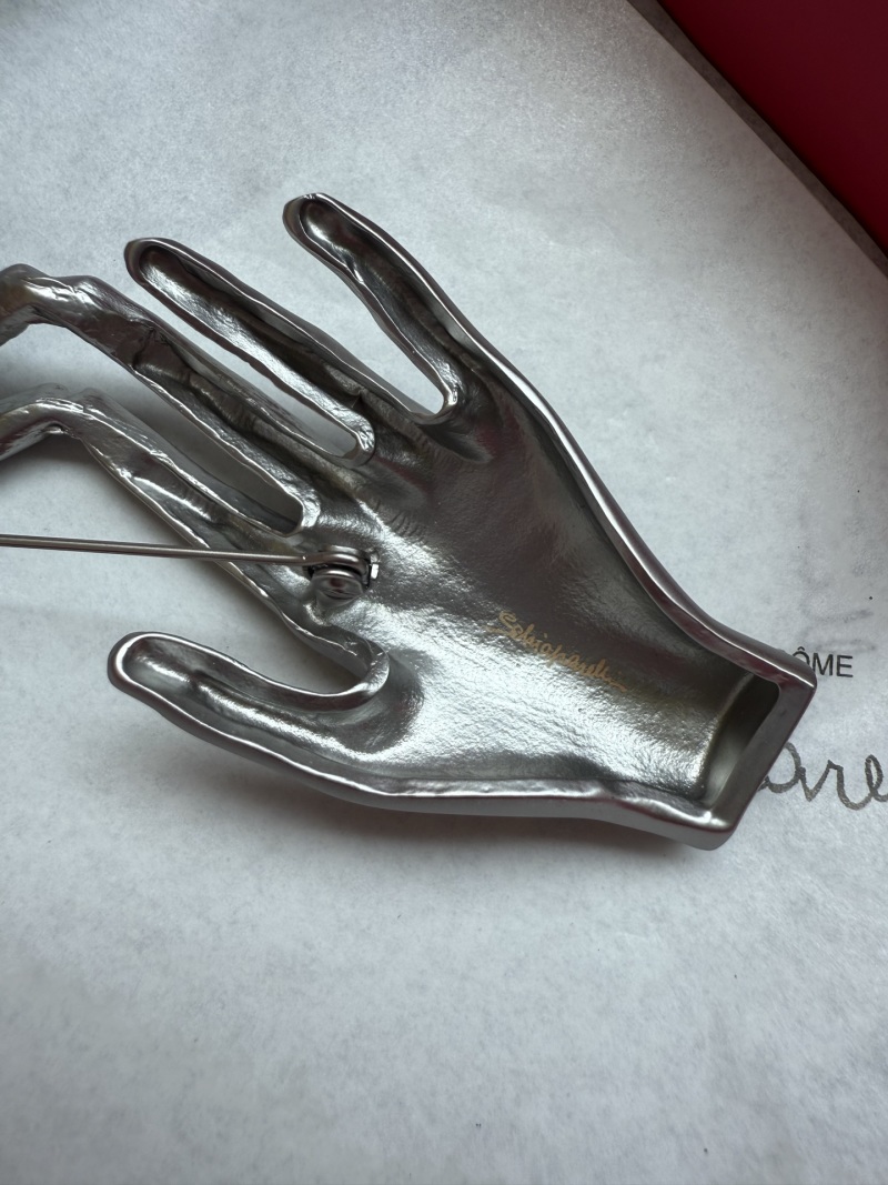 Брошь Schiaparelli