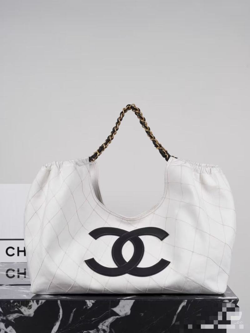 Белая сумка Chanel с двойным C