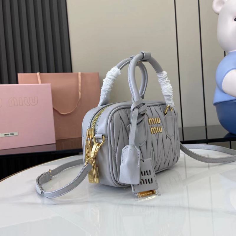 Сумка Miu Miu серая с плетеным декором