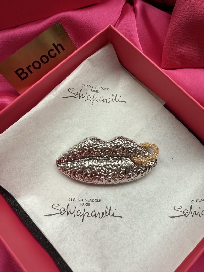 Брошь в виде губ Schiaparelli