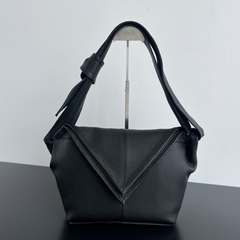 Сумка Bottega Veneta Sawyer треугольная