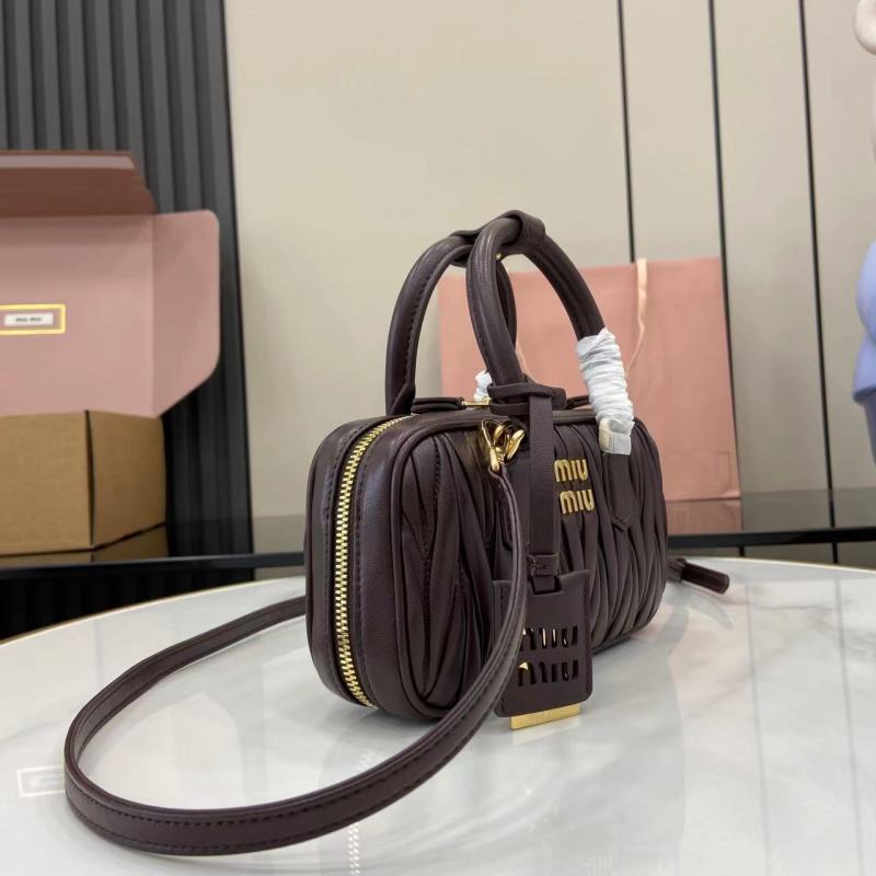 Сумка Miu Miu с ручкой и ремешком