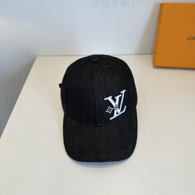 Кепка чёрная с логотипом LV