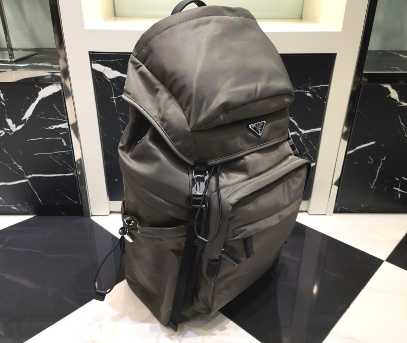 Рюкзак Prada из регенерированного нейлона Re-Nylon