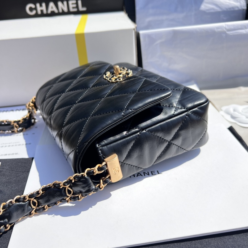 Черная кожаная сумка Chanel с золотой цепью