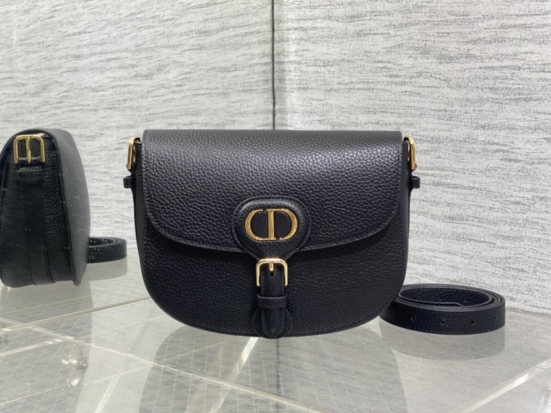 Черная кожаная сумка Dior с золотой фурнитурой