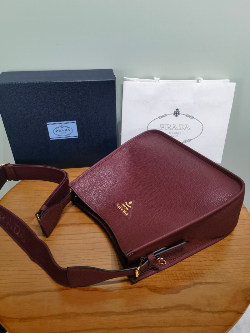 Бордовая сумка Prada с золотой фурнитурой