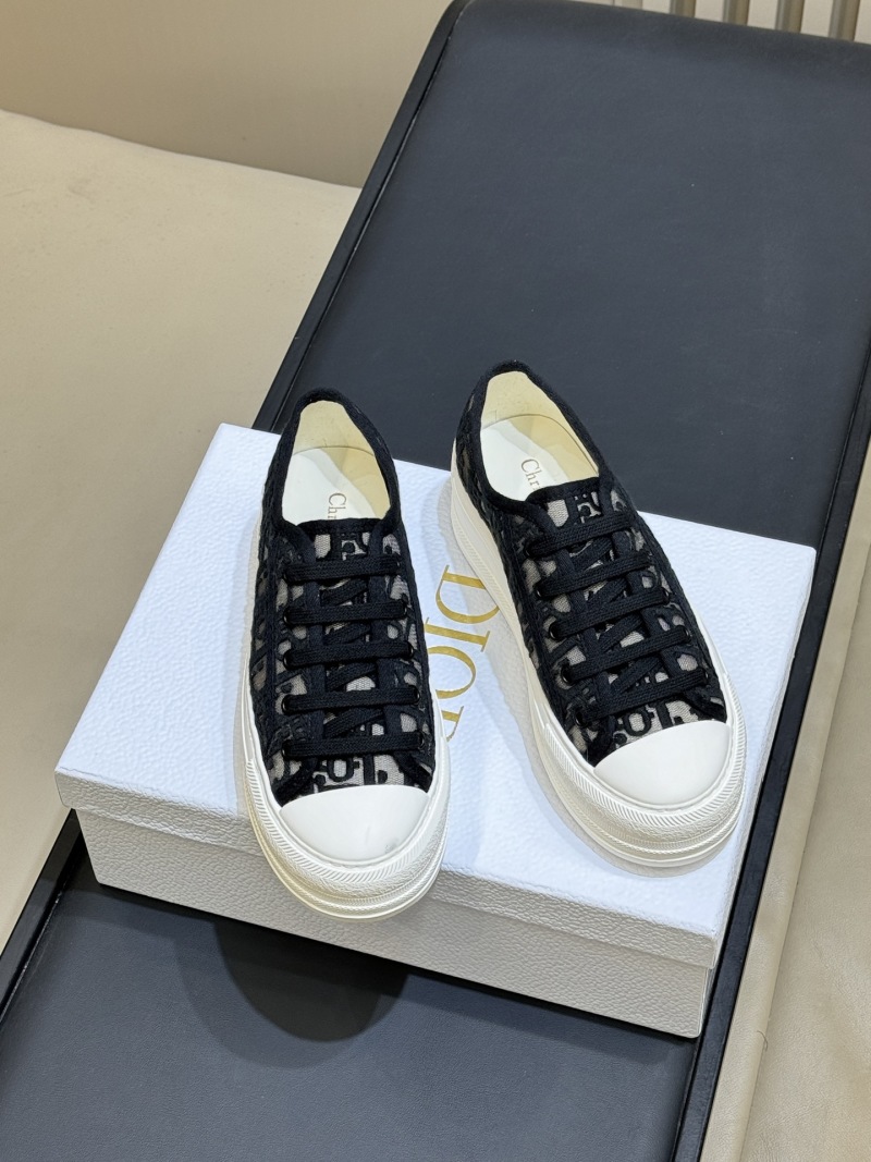 Женские кроссовки с узором и белой подошвой Dior