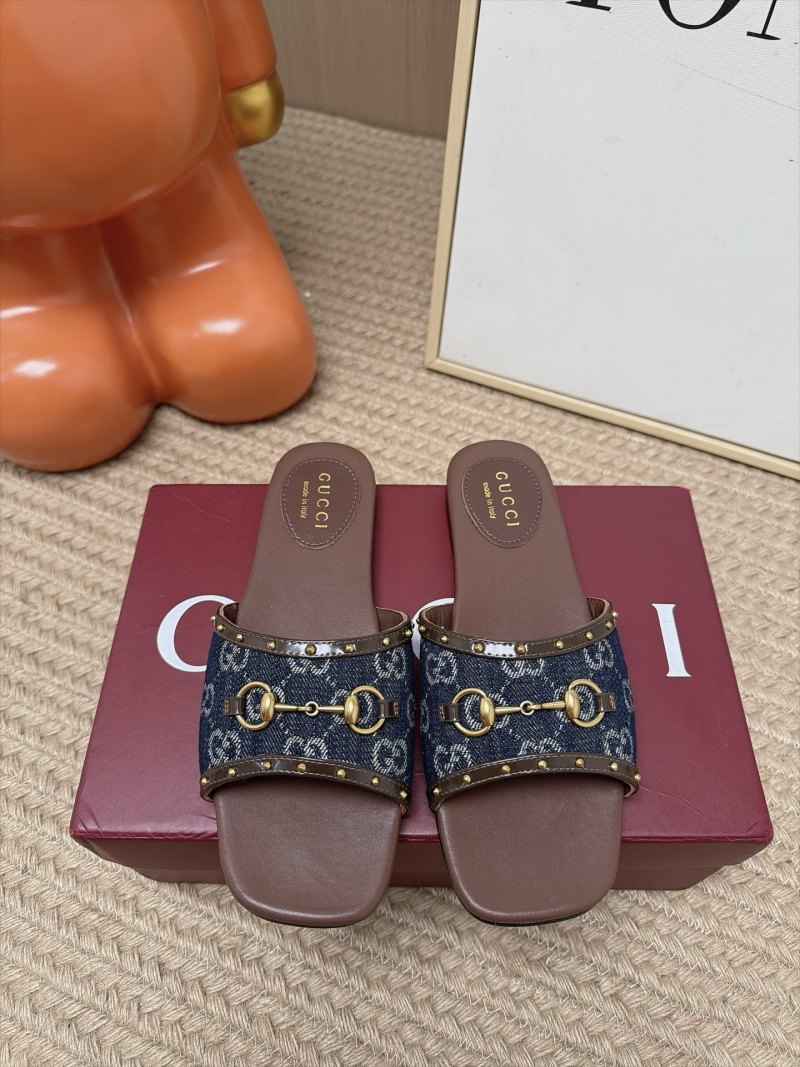 Женские шлёпанцы Gucci с GG-упорядоченным принтом и металлическими заклёпками