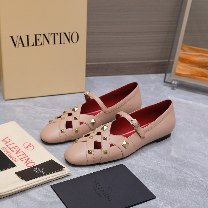 Балетки с заклепками и ремешком Valentino Garavani