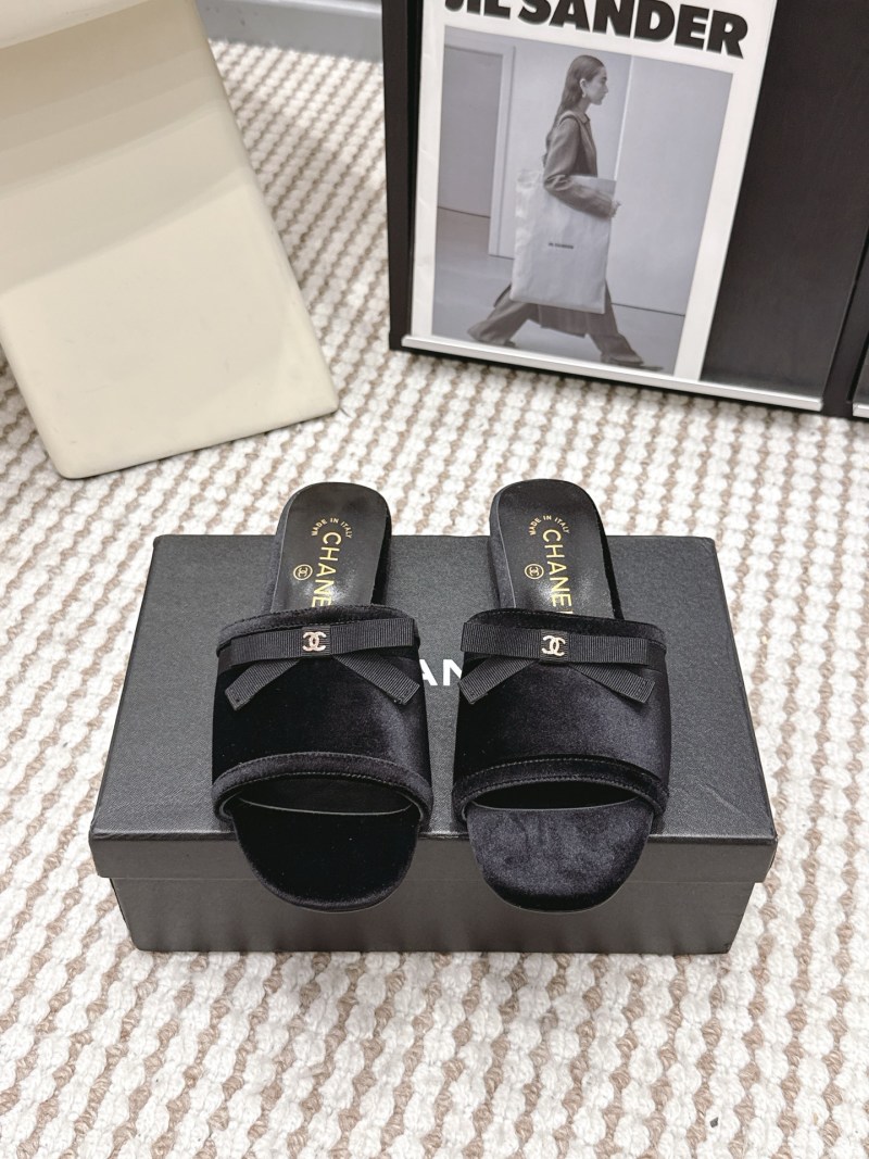 Женские черные бархатные мюли с бантом и логотипом Chanel
