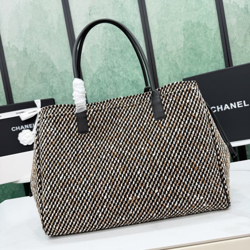 Женская сумка из твида с кожаным верхом Chanel