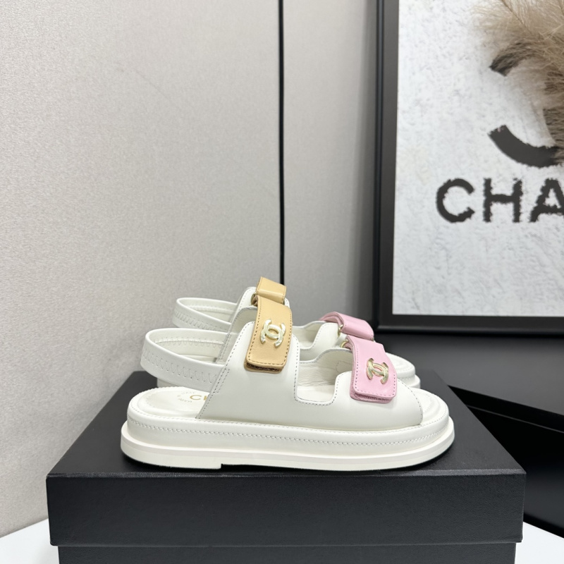 Женские белые сандалии на плоской подошве с декоративными пряжками Chanel