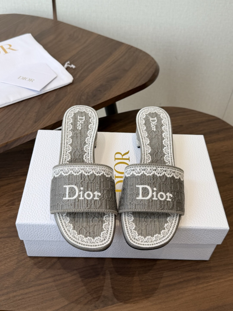 Женские сандалии Dior с вышитым логотипом