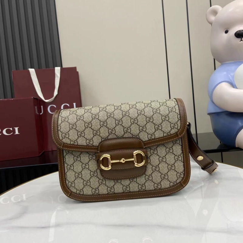 Сумка Gucci с принтом GG и фурнитурой