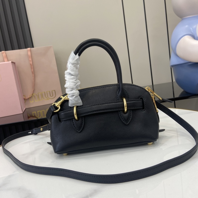 Черная сумка Miu Miu с золотой фурнитурой