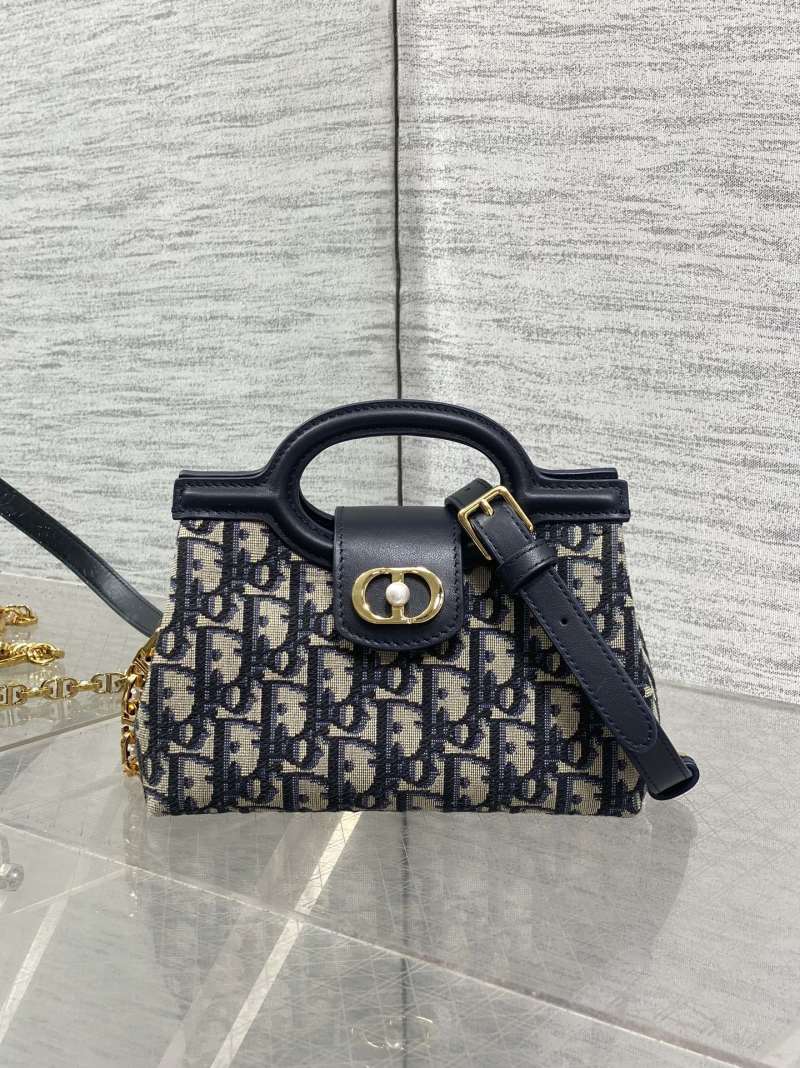 Женская сумка Dior с монограммой