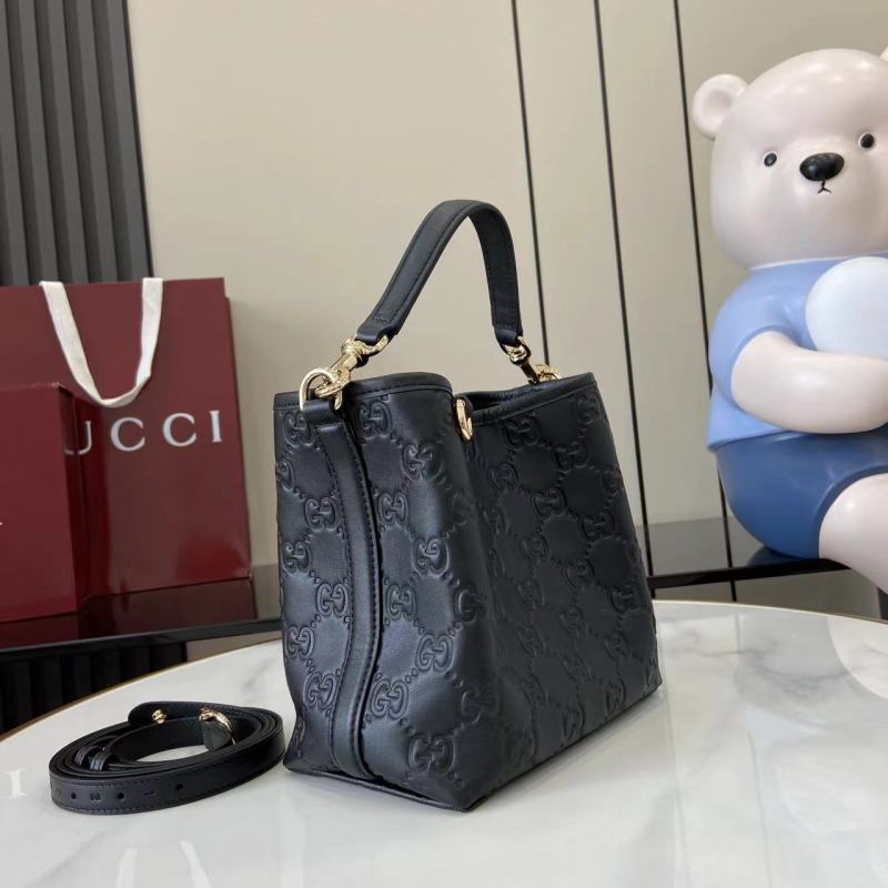 Черная кожаная сумка Gucci с тиснением