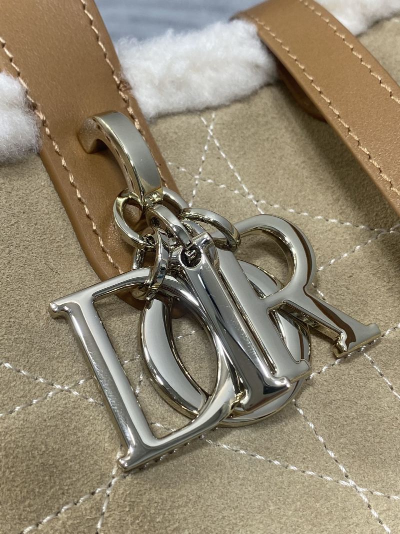 Сумка Dior с меховой отделкой и логотипом