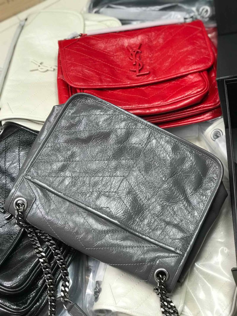 Сумка через плечо YSL Niki из глянцевой кожи со складками (средняя модель) Saint Laurent