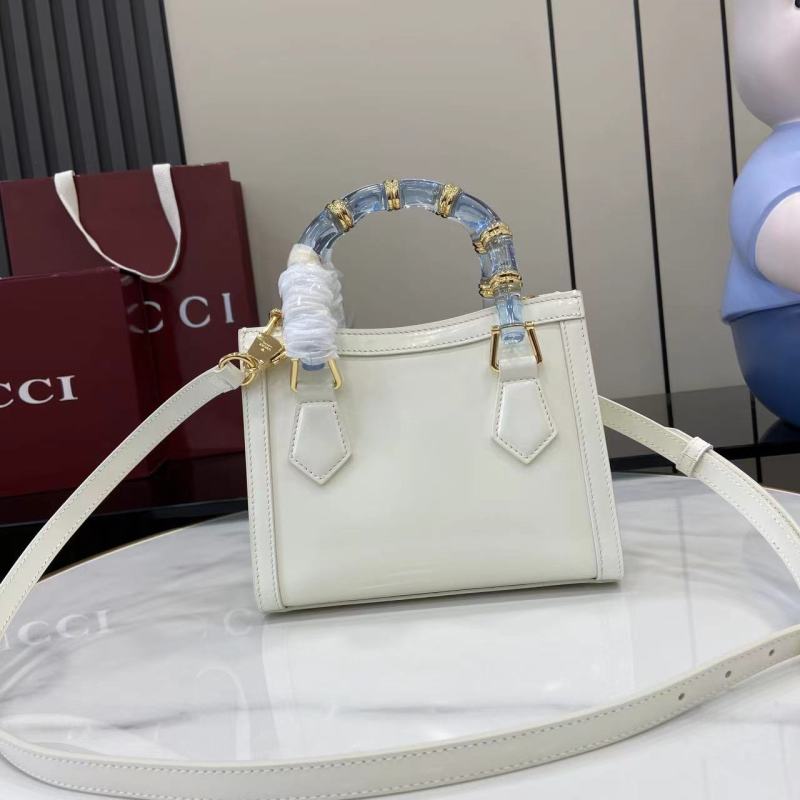 Белая сумка Gucci с бамбуковой ручкой