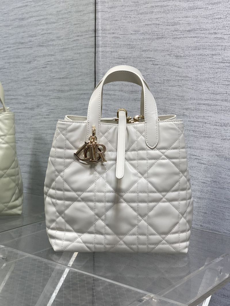 Сумка Dior белого цвета с декором