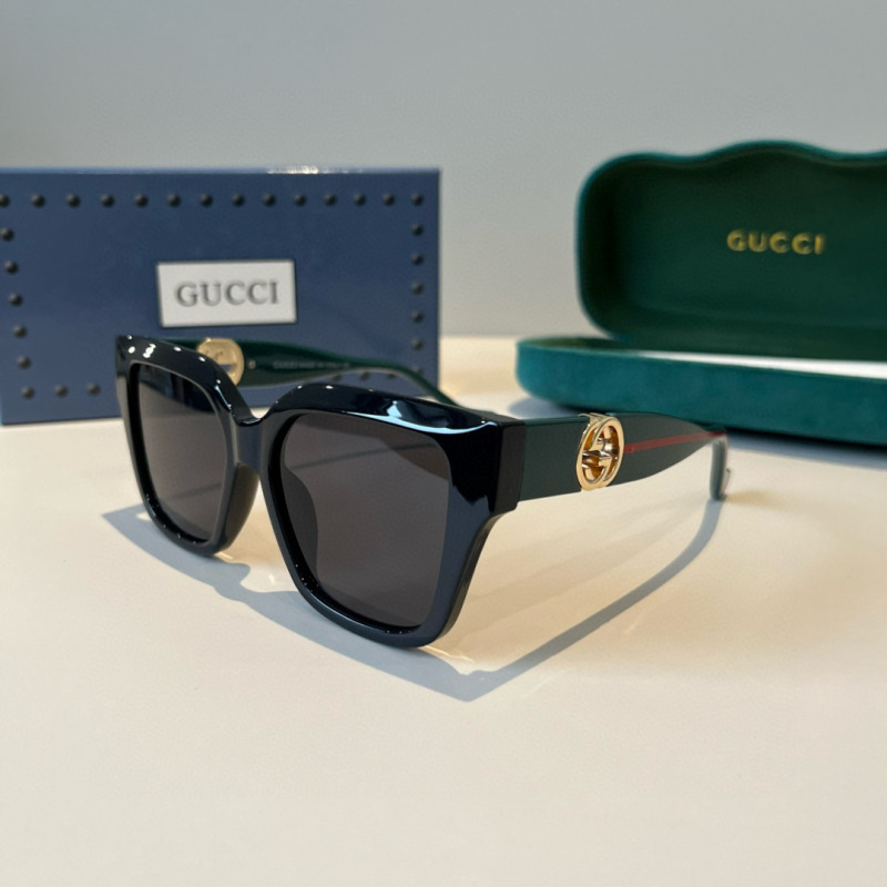 Солнцезащитные очки Gucci большие весенние