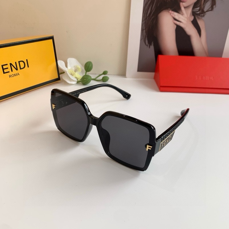 Солнечные очки Fendi черные квадратные