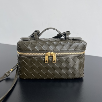 Bottega Veneta Vanity Case Кожаная косметичка с плетением