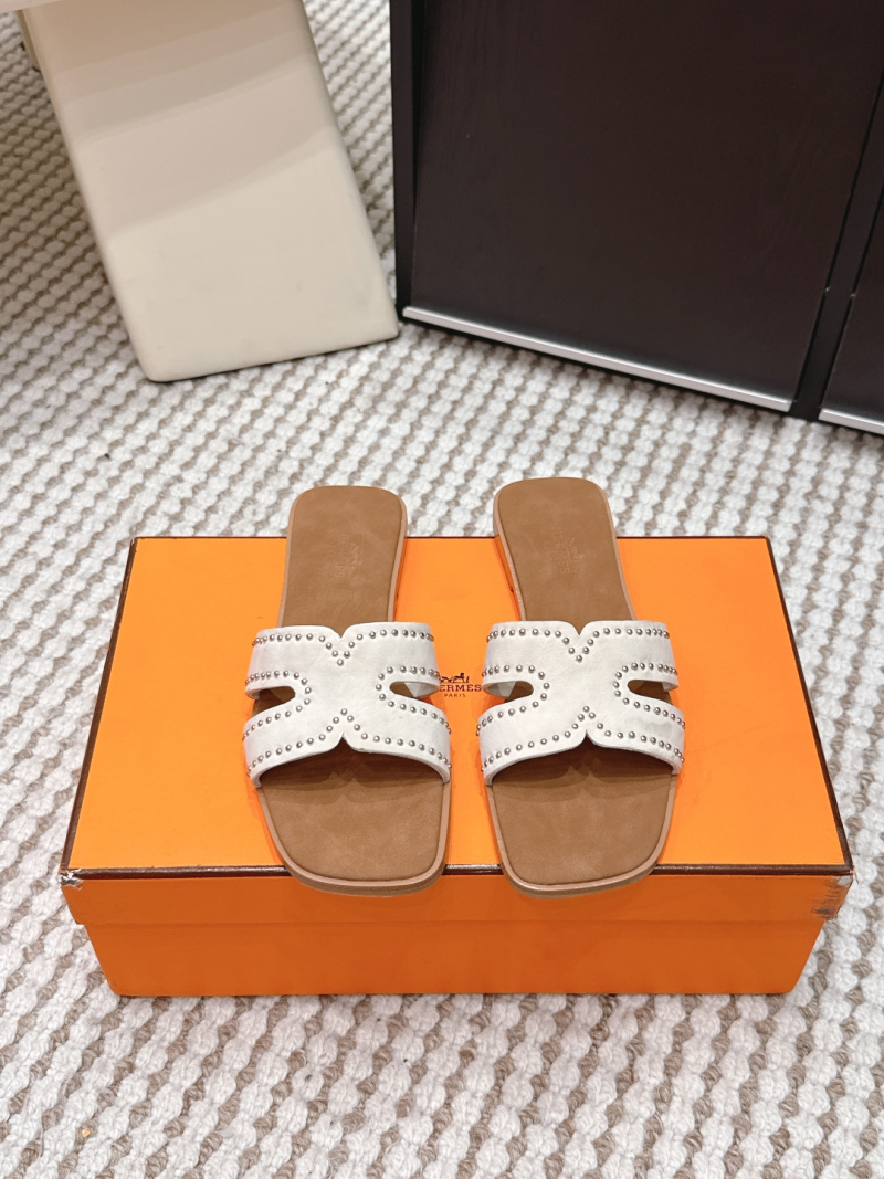 Женские босоножки Hermès с H-образным ремешком и заклепками