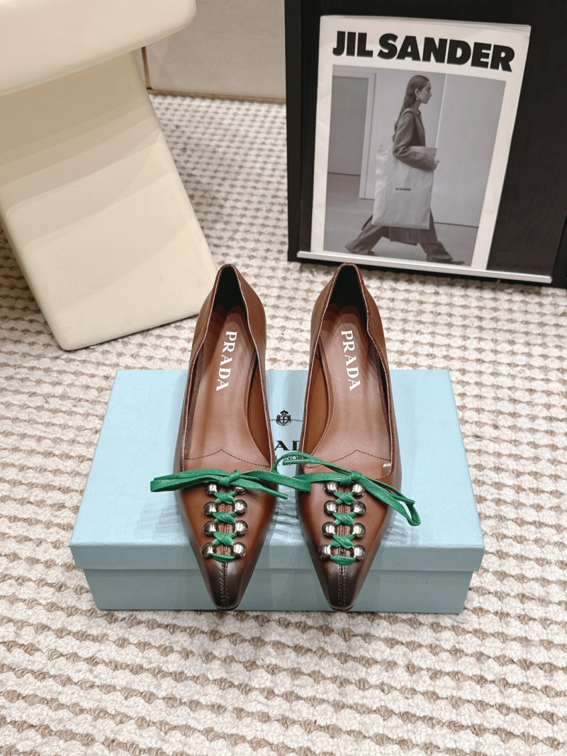 Женские туфли с бантом и заклепками Prada