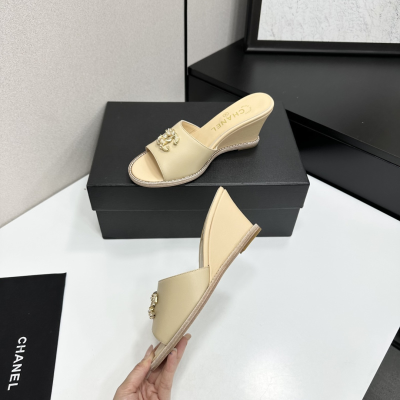 Женские бежевые шлепанцы на тракторной подошве Chanel