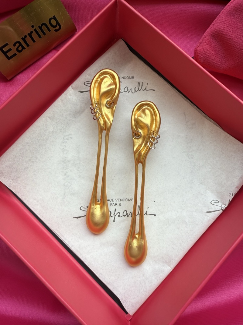 Золотистые серьги в форме уха Schiaparelli