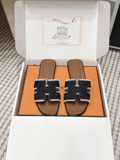 Женские шлёпанцы Hermes с ремешком в форме буквы H