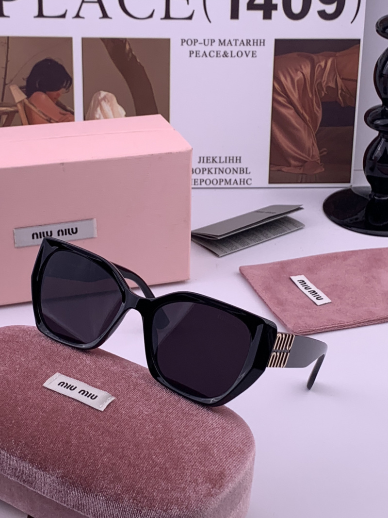 Солнечные очки Miu Miu