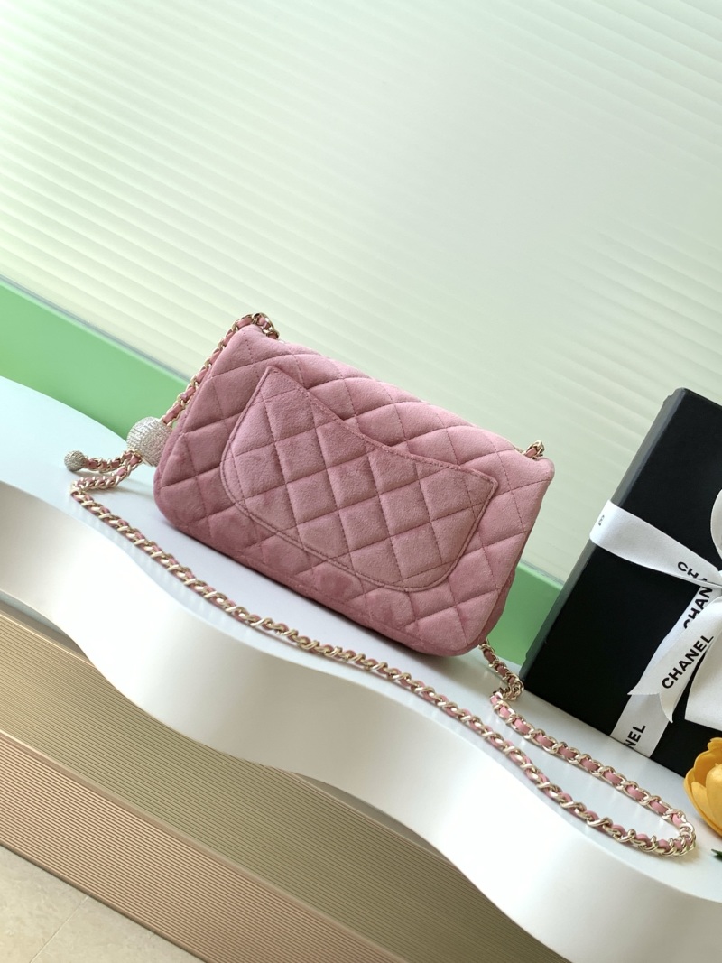 Пудрово-розовая бархатная сумка с кареточной строчкой Chanel