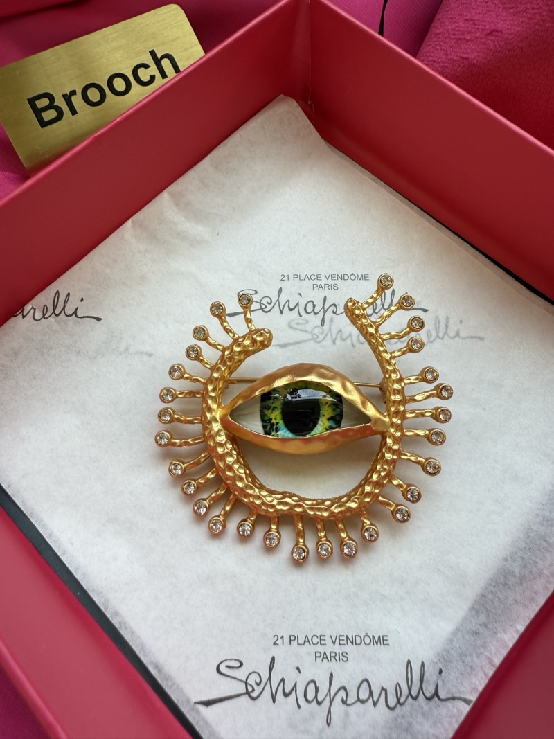 Брошь Schiaparelli в виде глаза