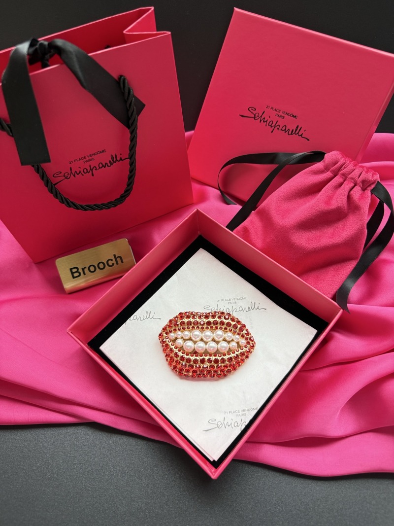 Брошь в виде губ с жемчугом и кристаллами Schiaparelli