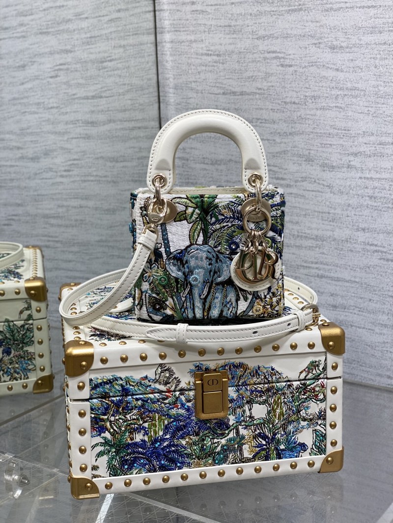 Сумка Dior Lady Dior с вышивкой