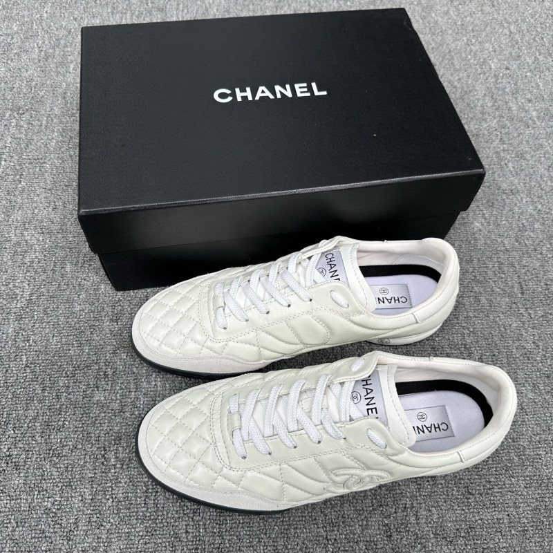 Белые кожаные кроссовки Chanel с декоративной стежкой