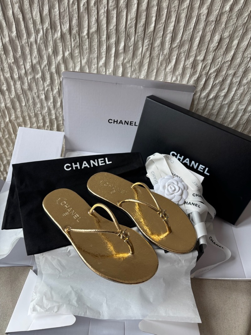 Золотые женские шлепанцы Chanel