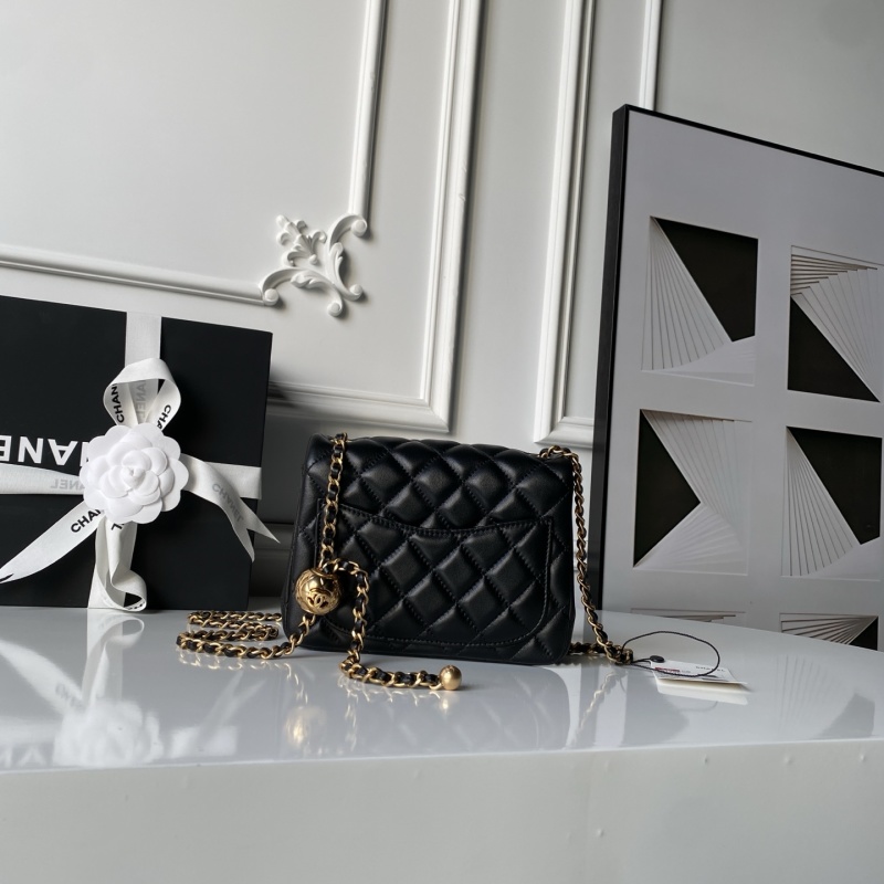 Черная кожаная сумка через плечо с золотистой фурнитурой Chanel